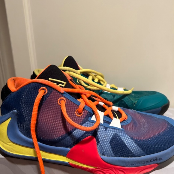 Basketball Shoes - Picture 2 of 5